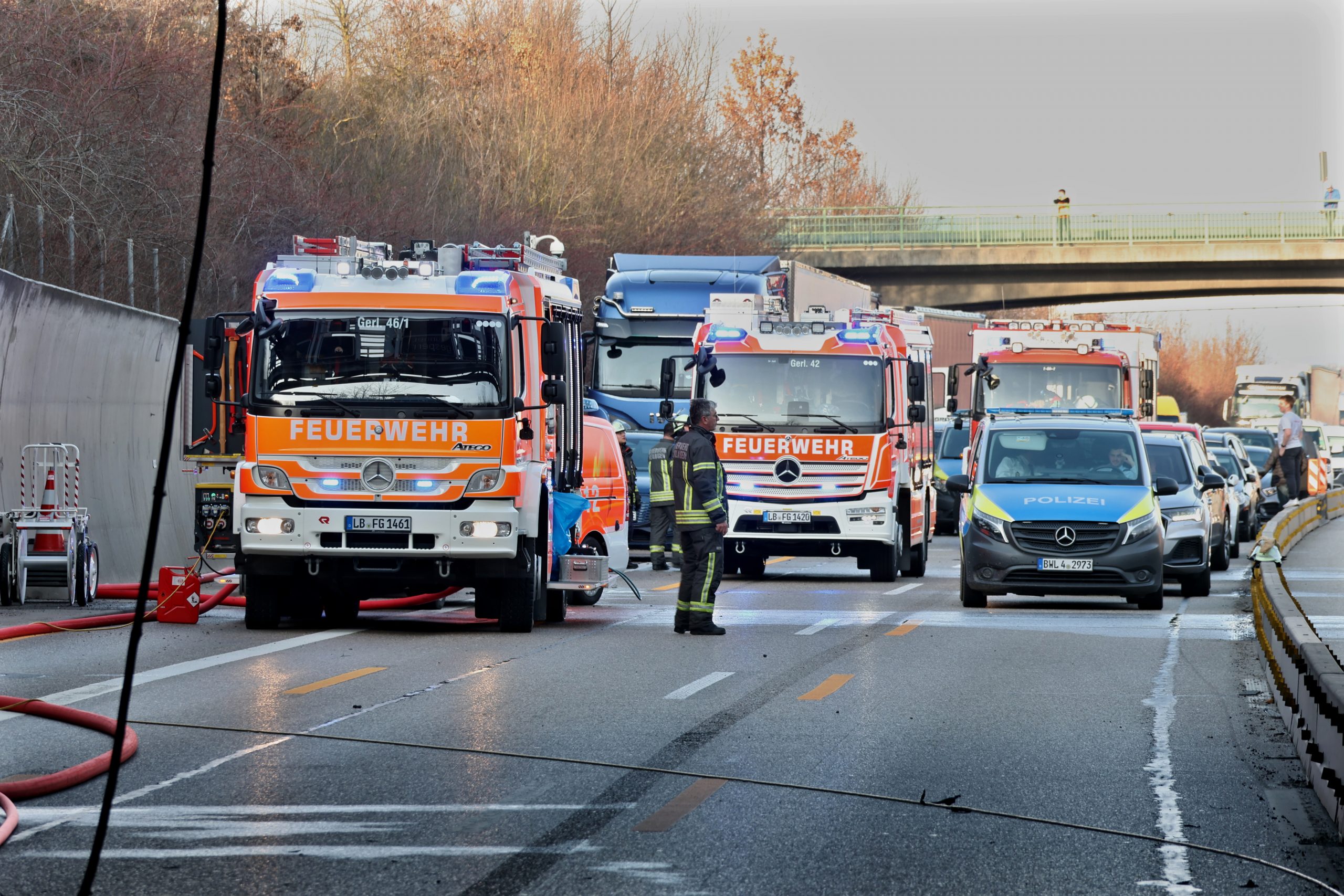 ***Großes Bilder-Update*** Brand Engelbergtunnel - Bild der Menschenrettung mit Fluchthauben und des ausgebrannten Aufliegers
