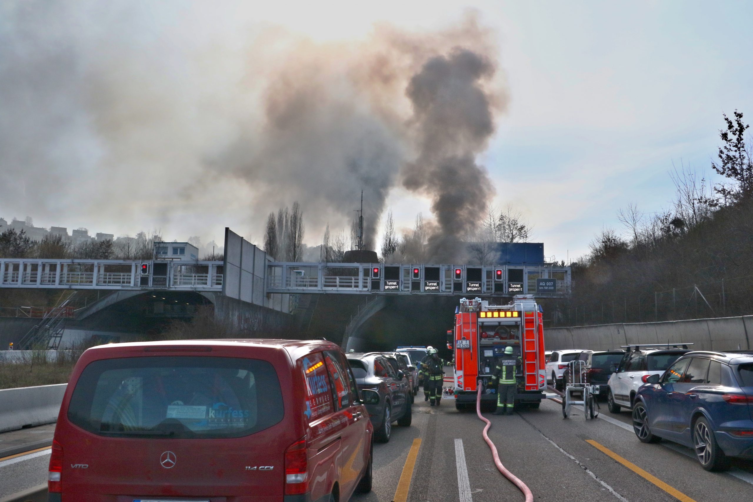 ***Großes Bilder-Update*** Brand Engelbergtunnel - Bild der Menschenrettung mit Fluchthauben und des ausgebrannten Aufliegers