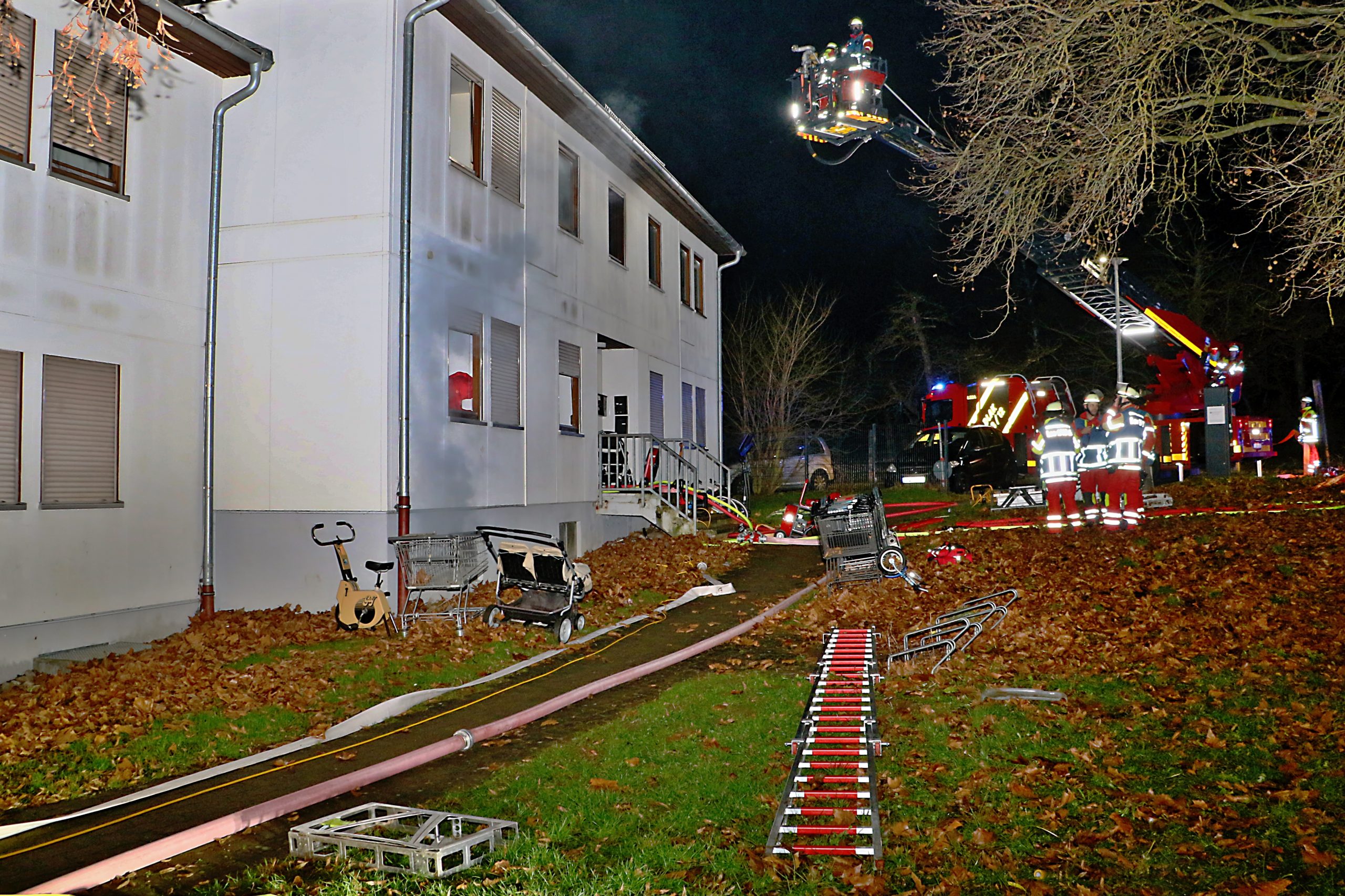Starke Rauchentwicklung in Leonberger Sammelunterkunft - Einsatzkräfte aus dem ganzen Landkreis Böblingen und aus Gerlingen an der Einsatzstelle