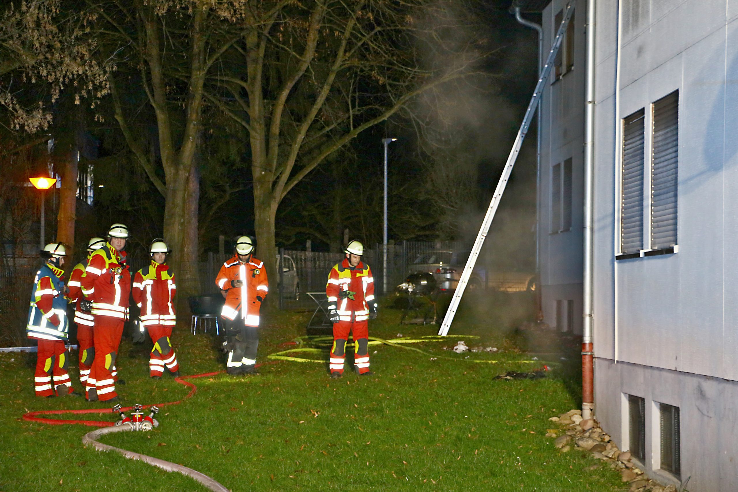 Starke Rauchentwicklung in Leonberger Sammelunterkunft - Einsatzkräfte aus dem ganzen Landkreis Böblingen und aus Gerlingen an der Einsatzstelle