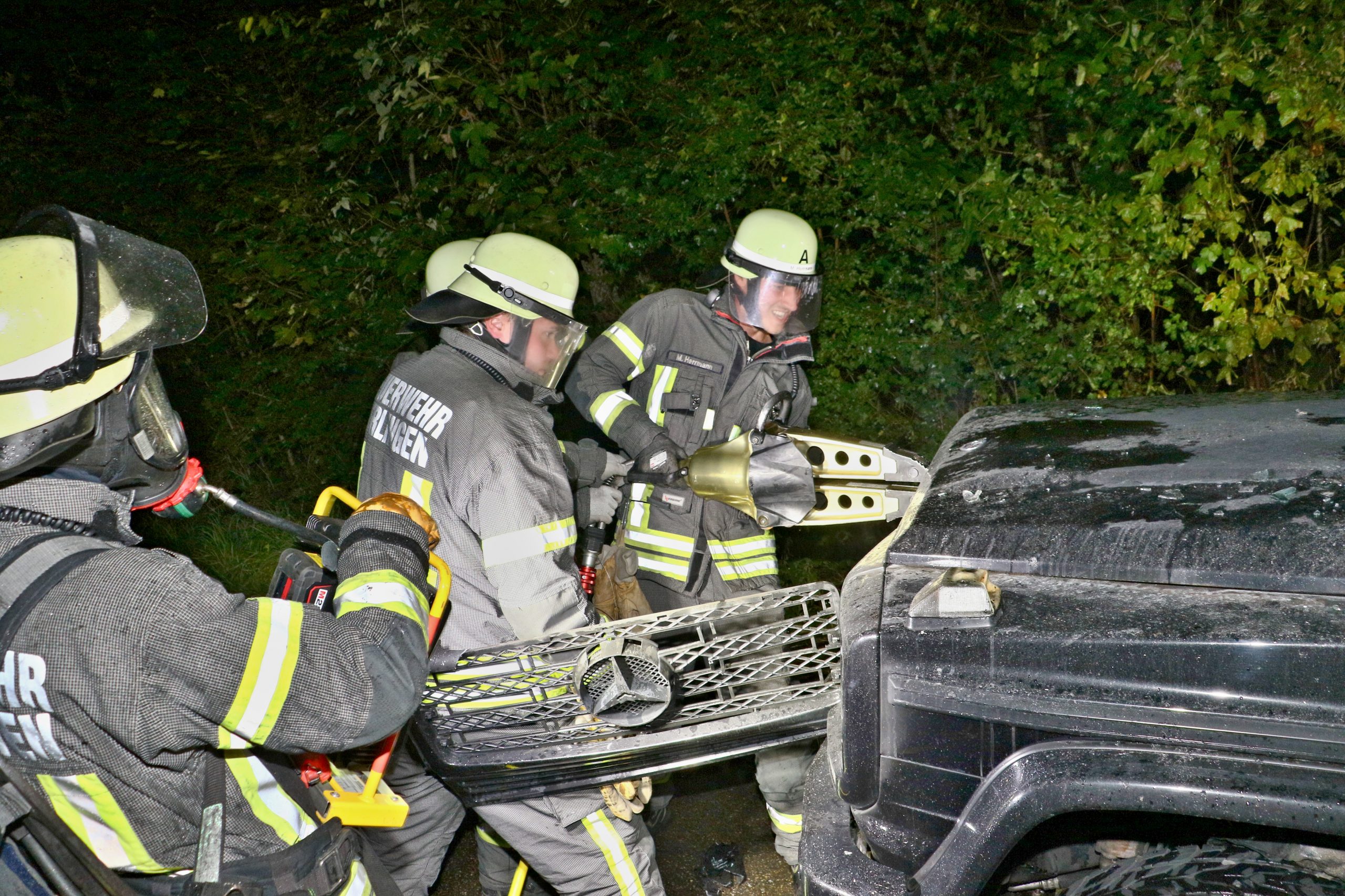 Aus-G-brannt - Mercedes-Geländewagen der Luxusklasse brennt im Krummbachtal bei Gerlingen vollständig aus.