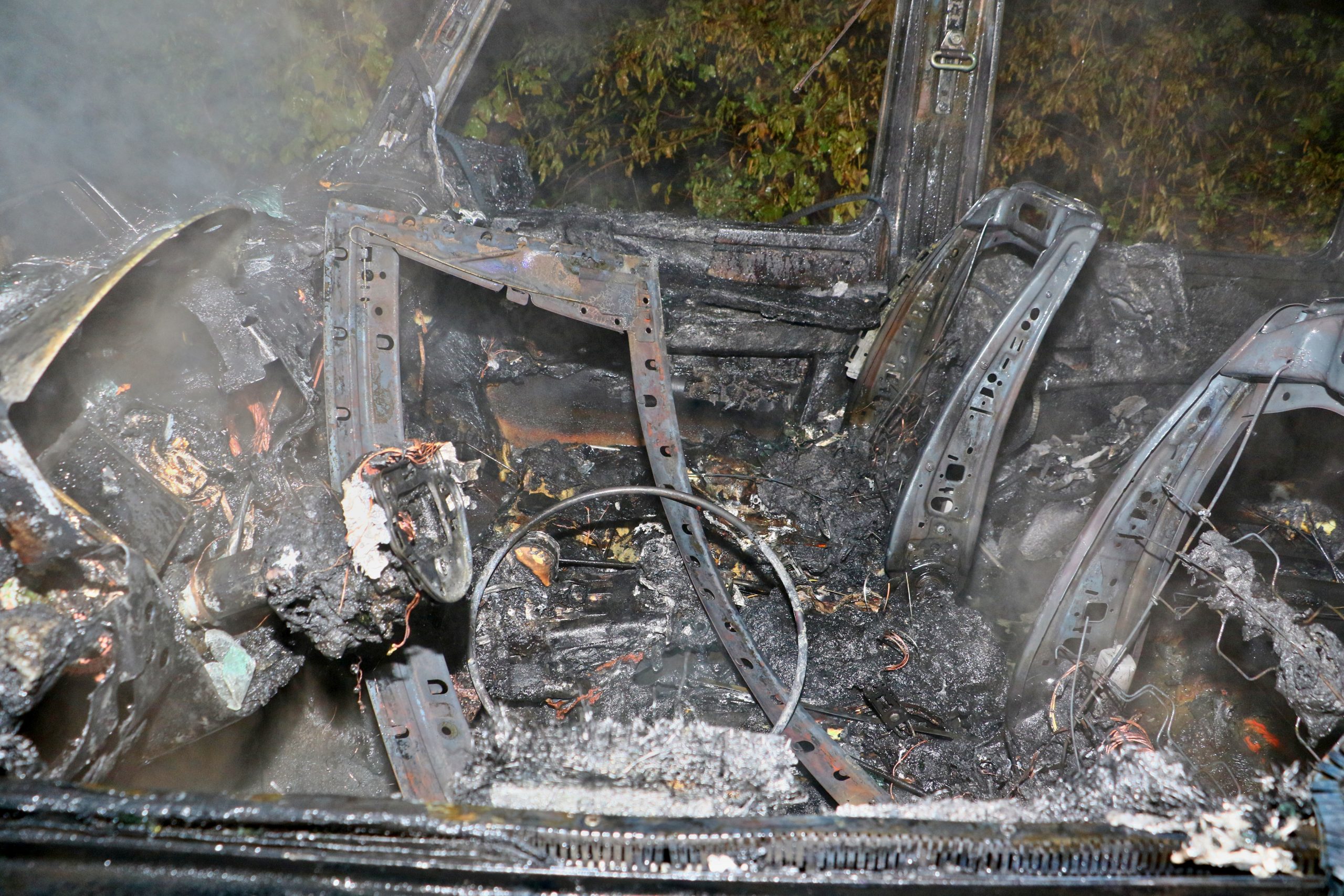 Aus-G-brannt - Mercedes-Geländewagen der Luxusklasse brennt im Krummbachtal bei Gerlingen vollständig aus.
